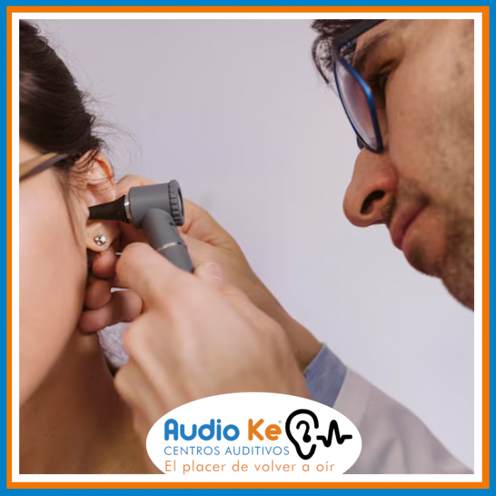 Hombre revisando el oído